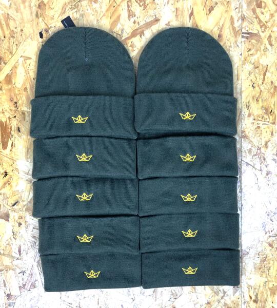 Bundel van 10 geborduurde beanies – met logo of eigen tekst